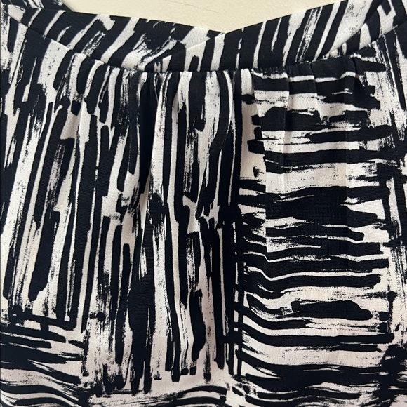 NWOT‎ Kasper Black and White Abstract Pleated Sleeveless Blouse Size Medium - Picture 5 of 10